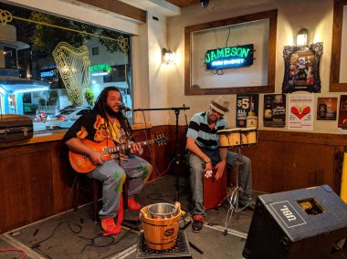 Gitarist Reggae müzisyen Keith Batlin söylüyor ve davul ile çalış