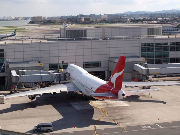 Qantas Airlines gran avión de descanso en la puerta de SFO — Foto de Stock