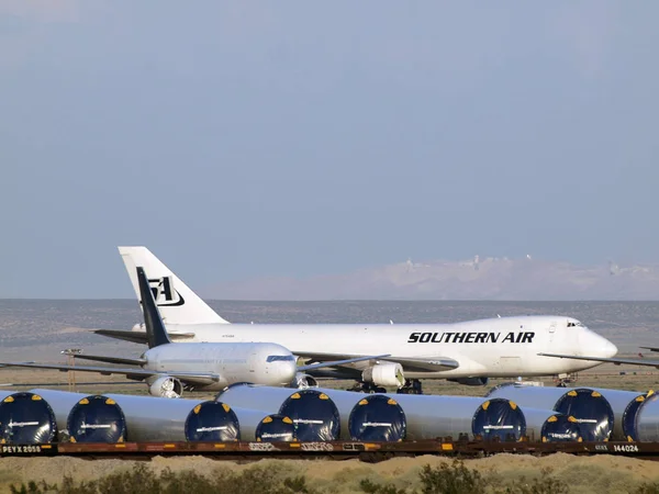 Southern Air y otros aviones comerciales estacionados en el — Foto de Stock