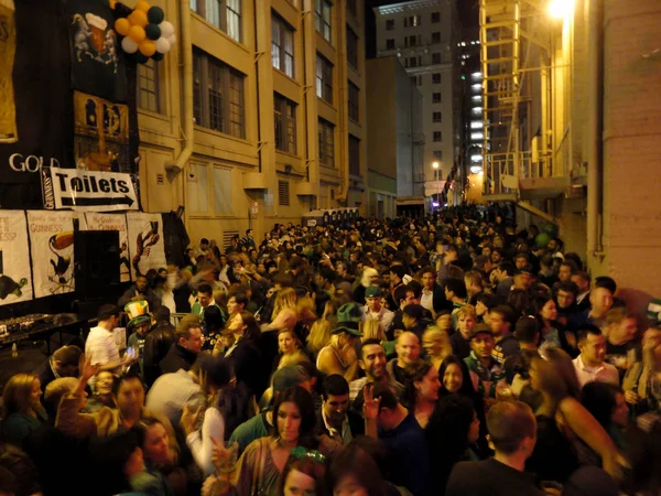 T. Patrick 's Day Block Party en el Irish Bank en la calle — Foto de Stock