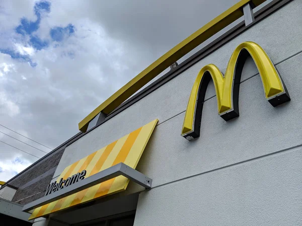 Señal de bienvenida y logotipo de McDonalds Store —  Fotos de Stock