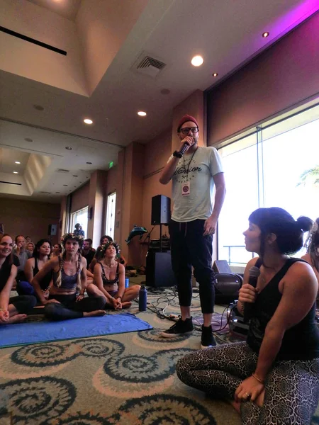 MC Yogi parle à Wanderlust Yoga Class — Photo