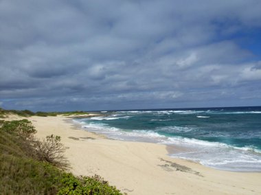 Dalgalar break ve dramatik ile Hanakailio plaj yolunda kaza