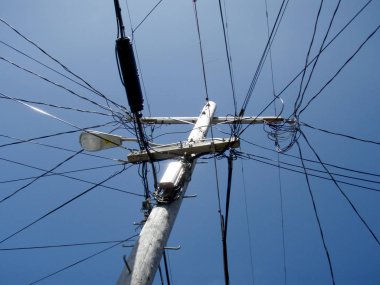 Yüksek Gerilim Güç Hatları ahşap bir Utility direğinde kesişiyor