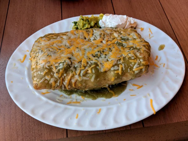 Nedves chimichanga / sült burrito guacamoléval és tejföllel — Stock Fotó