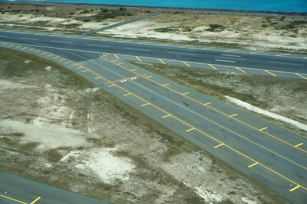 Aerial of Airport Runway at Honolulu International Airport — Stock Photo, Image