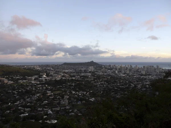 Letecká anténa města Honolulu od diamantového vedoucího do Manoy — Stock fotografie