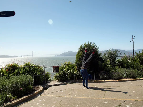 Man does Split leg Handstand on Alcatraz Island — Stock Photo, Image