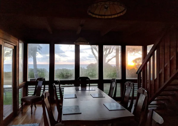 Zonsopgang in raam van het strand Waimanalo Beach House dinning — Stockfoto