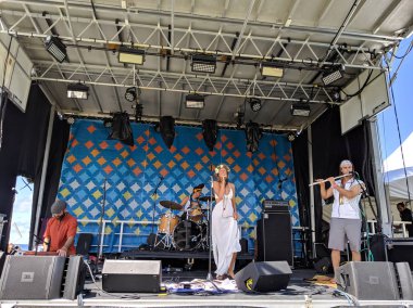  Noelani Love açık müzik festivali Wan sahnede müzik çalar