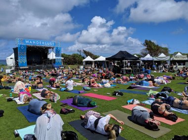 Wanderlust Mc Yo'da savasana'dan uyanırken kenara yuvarlan.