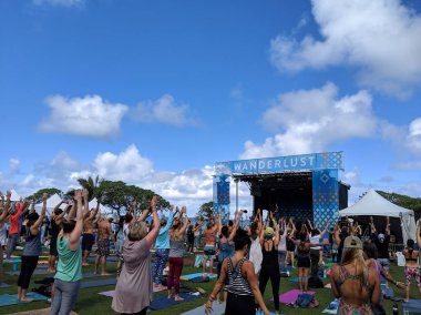 İnsanlar Wanderlust Mc Yogi Yoga Class havaya kollarını yükseltmek 