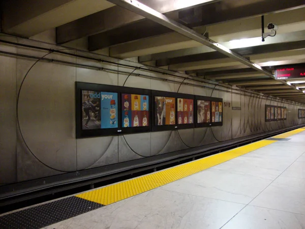 ภายในสถานี Embarcadero Bart ใต้ดินในซานฟรานซิสโก wit — ภาพถ่ายสต็อก