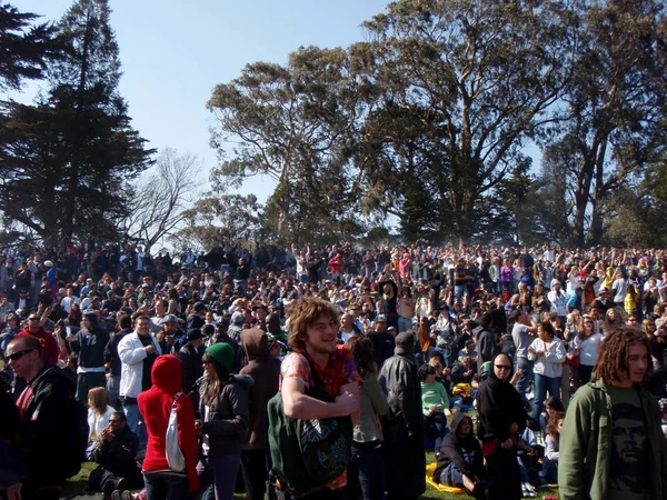 Large group of people gather to celebrate 420  to smoke weed — Stock Photo, Image