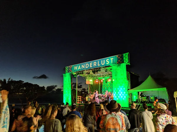 Mike Love canta en Mic mientras la banda jams en el escenario en Wanderlust Fes — Foto de Stock