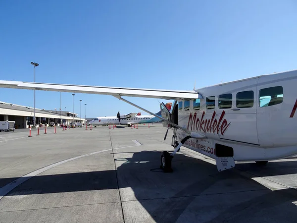 Mokulele ve Ilsand Hava Uçağı Asfaltta — Stok fotoğraf