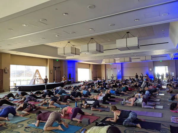 2019: People do Frog pose at large yoga class with Schuyler Gran — Stock Photo, Image