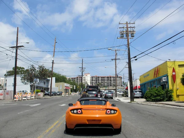 Orange Tesla Sports Voiture sur la route à Kaimuki — Photo