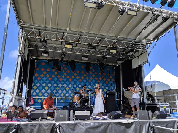 Noelani love musiziert auf der Bühne beim Outdoor-Musikfestival wan — Stockfoto