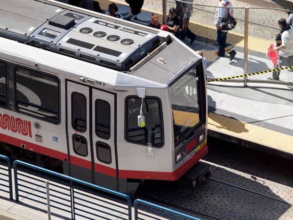 Aerial of MUNI train at King street station people board it outs — Stock Photo, Image