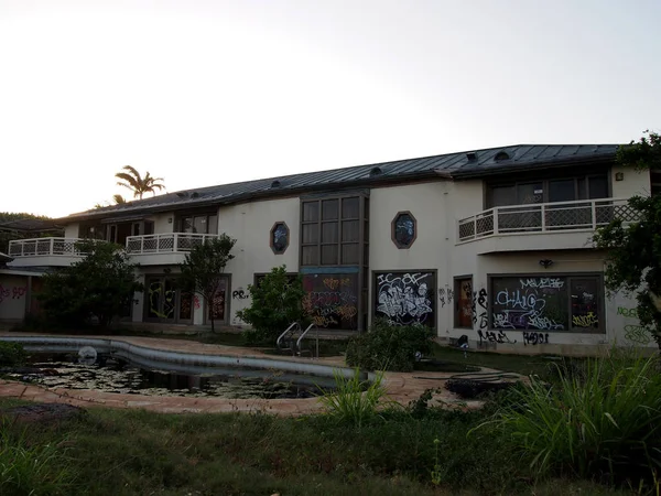 Vandaliseerd verlaten fancy Kahala Beach House met zwembad — Stockfoto