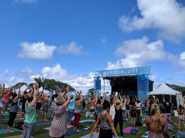 La gente levanta los brazos en el aire en Wanderlust MC Yogi Yoga Class — Foto de Stock