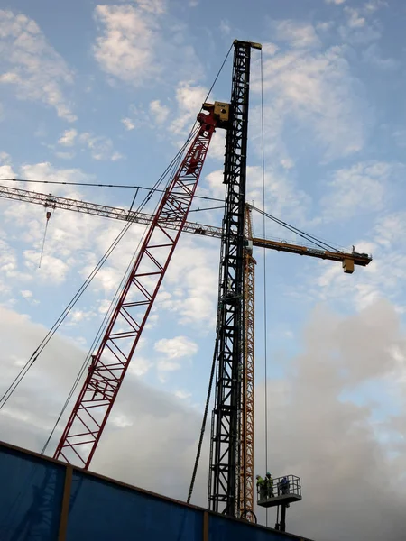 Nuevo edificio en construcción con grúas en el aire — Foto de Stock