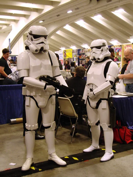 Star Wars personnages Storm Troopers posent avec des pistolets laser à Wond — Photo
