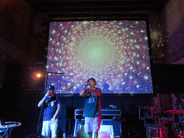 Luminarias rap en el escenario sosteniendo el dedo puntero en el aire con t — Foto de Stock