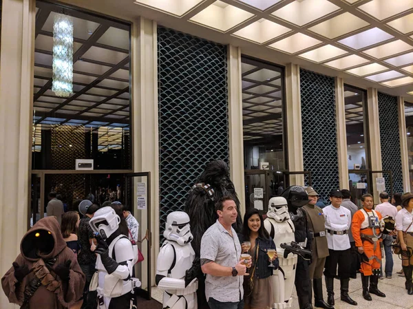 La gente posa con personajes de Star Wars fuera del lugar —  Fotos de Stock