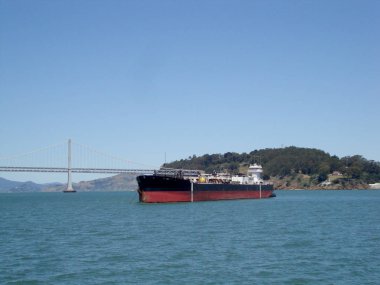San Francisco Bay Köprüsü ve Adası önünde Kargo Tekne