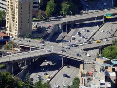 I-5 Hig üzerinden geçen Çam ve Boren havadan görünüm sokakları