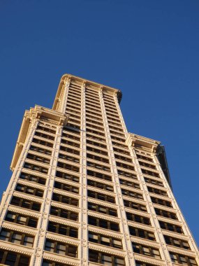 alacakaranlıkta Smith Tower binasının güzel görünümü