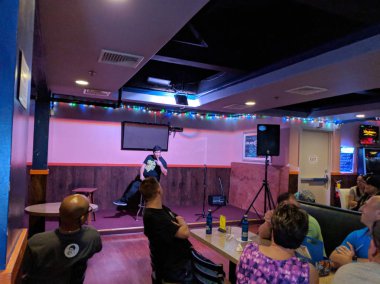 Ohana Karaoke içinde Augie T Komedi Göster