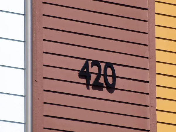 420 nummer på sidan av byggnaden — Stockfoto