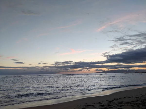 Zmierzch na Oceanie na plaży Kaimana — Zdjęcie stockowe