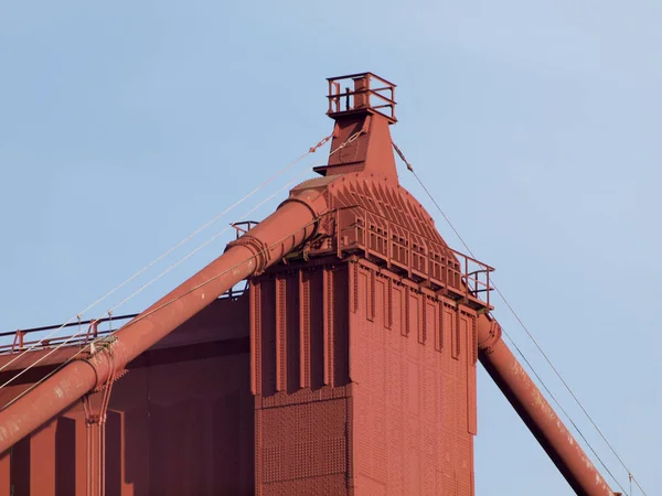 Spitze des roten Art-Deco-Turms und Tragseile — Stockfoto