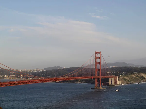 Tug boat sails under Golden Gate Bridge with San Francisco Citys — Stock Photo, Image