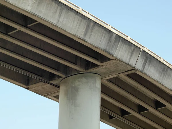 Snelweg viaduct op grote pijler torens in de lucht — Stockfoto