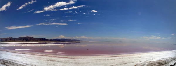 Sel sur le rivage près de la jetée spirale dans le grand lac de sel — Photo