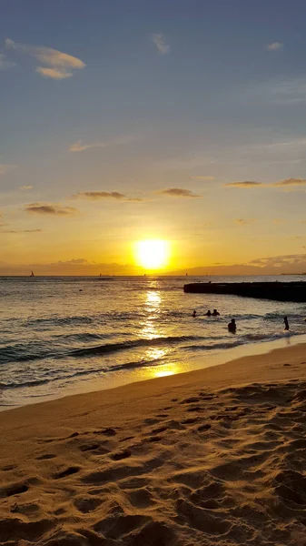 Drammatico tramonto che cade dietro l'oceano sulla spiaggia di Kaimana — Foto Stock