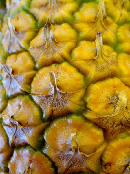 Närbild av yummy mogen ananas — Stockfoto