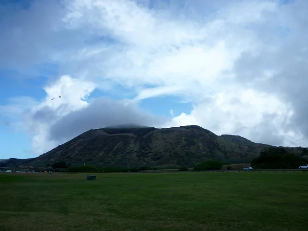 Sandy Beach Park grass field and Koko Head Crater — Stock Photo, Image