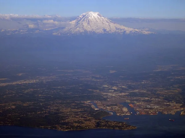 Kıyı ve Rainier Dağı ile Hava görünümü Tacoma Harbor ve Şehir — Stok fotoğraf