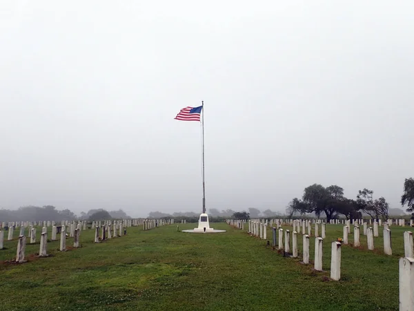 Onde di bandiera USA sopra il Maui Veterans Cemetery — Foto Stock