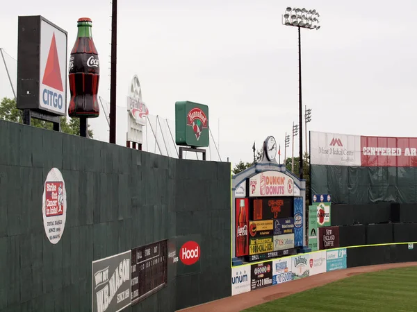 Outfield vazio com anúncios na parede — Fotografia de Stock