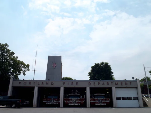 Caminhões de bombeiros estacionados em Portland Corpo de Bombeiros — Fotografia de Stock