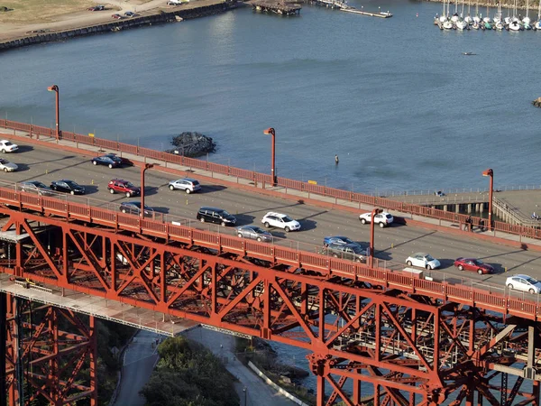 Автомобили и люди пересекают мост Золотые Ворота — стоковое фото