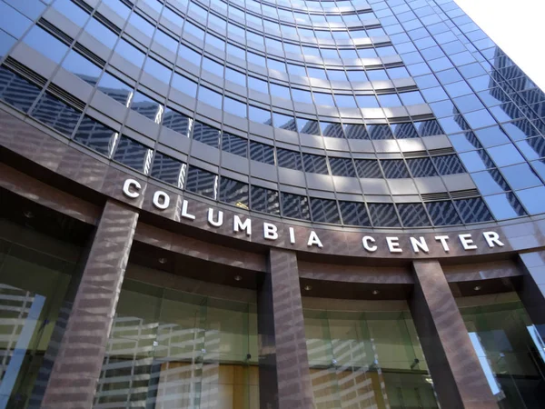 Mirando hacia arriba en Columbia Center —  Fotos de Stock