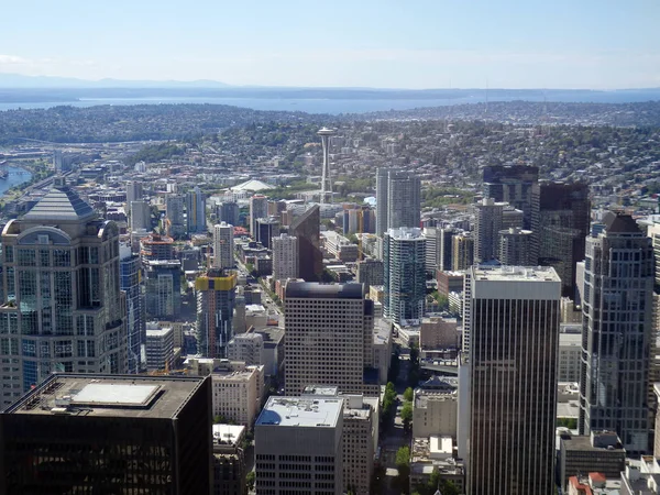 Vista aérea de edificios del centro de Seattle, Space Needle, Puget S — Foto de Stock